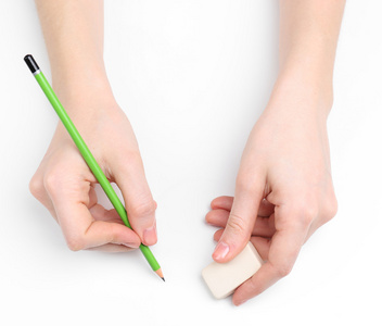 人类的手，用铅笔和擦除橡胶，孤立的白色衬底上