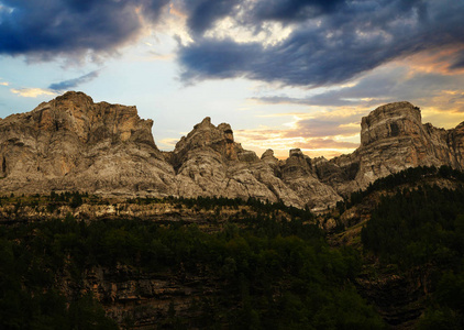 日落时的山景。ordesa y monte perdido 国家公园, huesca, aragon, 西班牙