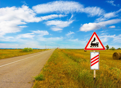 Khakassia 夏季草原上一条空路路边的铁路关卡标志。火车标志铁路前面