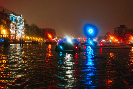 运河中建筑物和船只的夜间照明