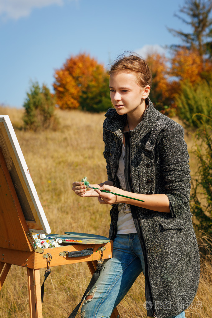 在山区工作的年轻画家照片-正版商用图片08pjbn-摄图新视界