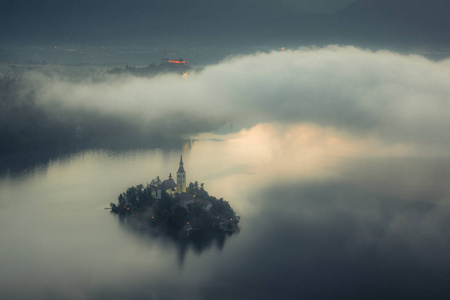 在岛上的教堂在雾的早晨在流血, 斯洛文尼亚