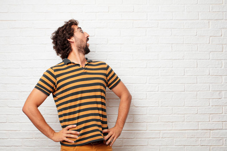 年轻的哑人微笑着向上看, 向天空或到现场的公关可能会放置一个概念或