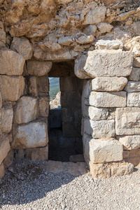 位于以色列北部上加利利与黎巴嫩接壤的要塞的隧道入口在墙上经过