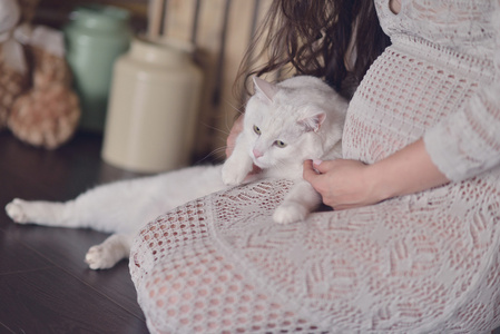 怀孕的妇女和一只猫