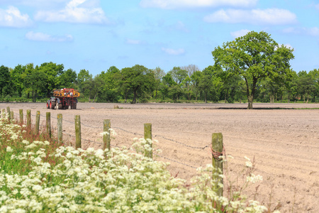 拖拉机在耕地在农村景观工作