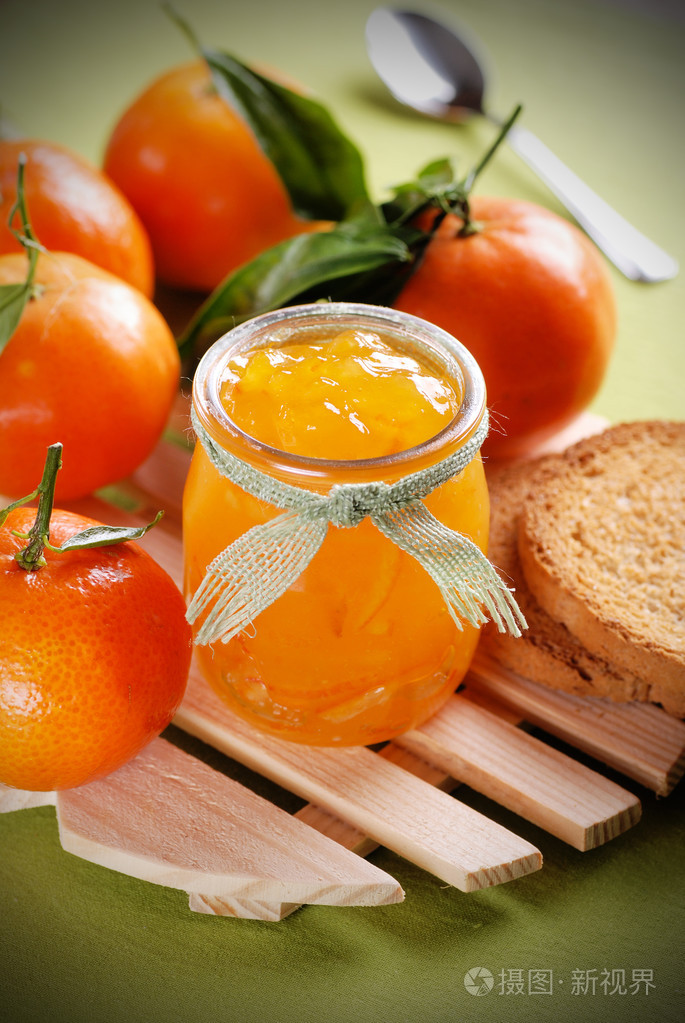 在玻璃罐里的橘子果酱