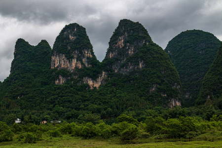 兴兴镇岩溶峰与漓江名河图片