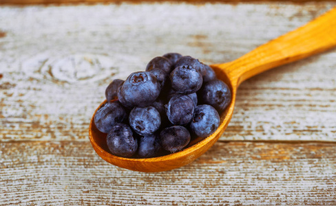 蓝莓新鲜的木勺在木制桌子上