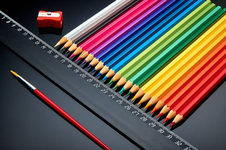 桌子上摆着鲜艳的彩色铅笔。准备操作。可以用作背景图像