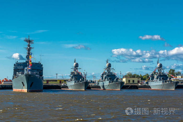 海军基地.有武器的军用船只在码头.晴天.平静的海照片-正版商用图片08