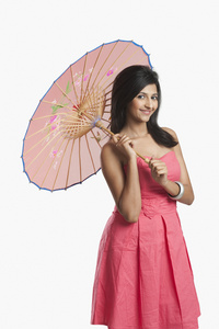 女人拿着一把伞，