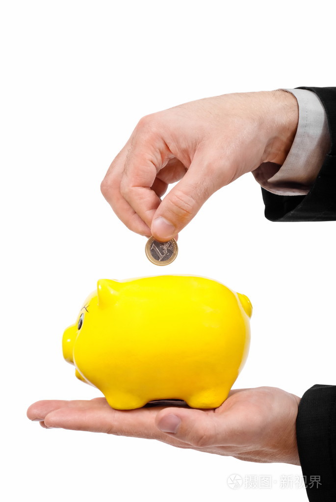 商人把钱放入存钱罐