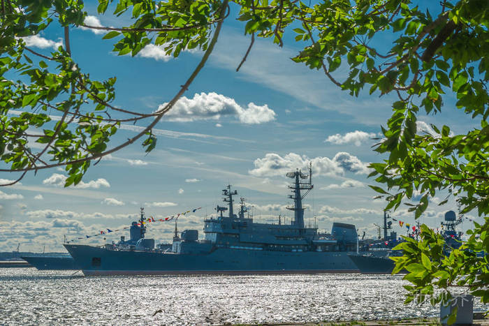 海军基地.有武器的军用船只在码头.晴天.平静的海照片-正版商用图片08