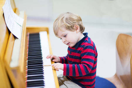 两岁幼儿男孩弹钢琴的音乐教体图片