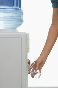 人类从水冷却器的浇注饮用