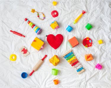 儿童鲜艳的彩色玩具框在白色背景。顶部视图。平躺。复制文本空间