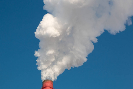 工业生态和环境保护。工厂烟囱的烟雾