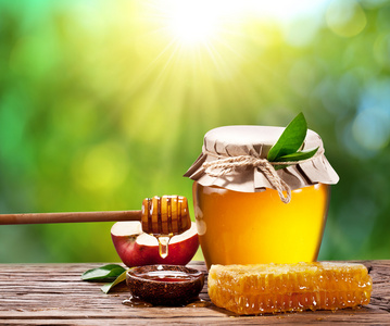 玻璃可以充分的蜂蜜 苹果和梳子