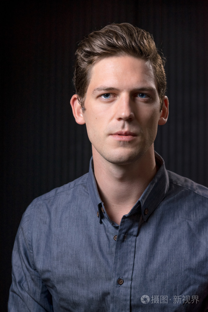 棕色的头发蓝眼睛男