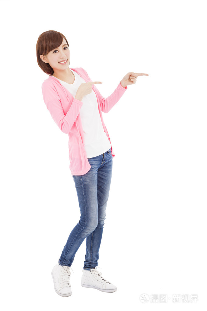 快乐的年轻女子用手指着的东西