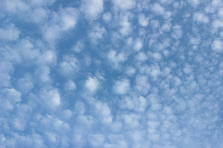 蓝天和白云。美丽的天空背景。自然。云和天空