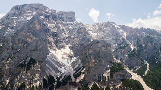 高山泥石流与雪高的岩石鸟瞰图