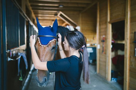 美丽的黑发女孩与她的马