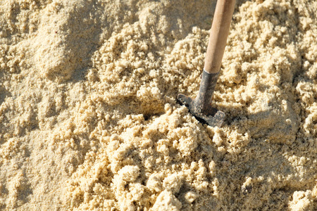 在沙子里挖。铲。砂铲