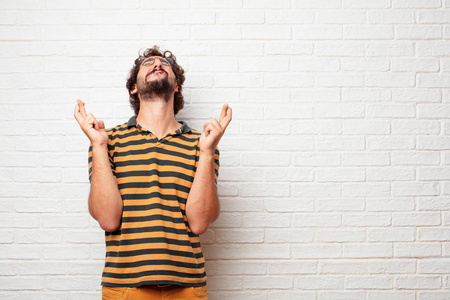 宣誓手势年轻哑人作出真诚, 光荣的承诺或誓言, 庄严宣誓与一只手的心