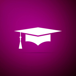 在紫色背景上隔离的毕业帽图标。带流苏图标的毕业帽。平面设计。矢量插图