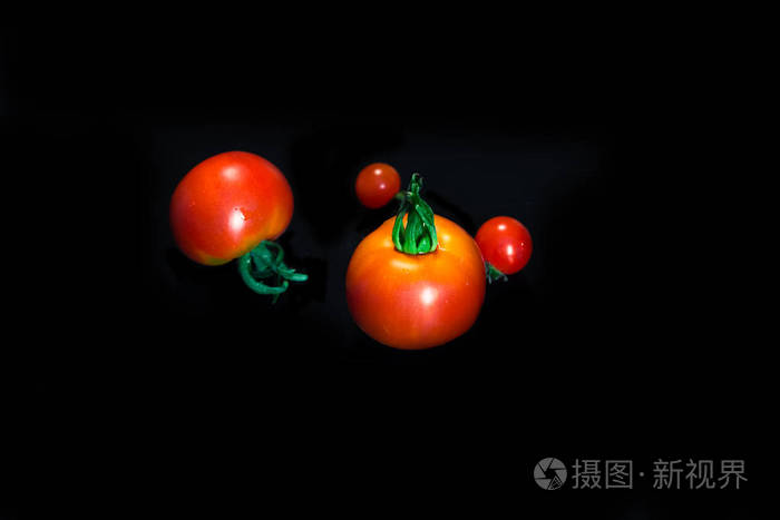 樱桃西红柿特写黑色背景隔离