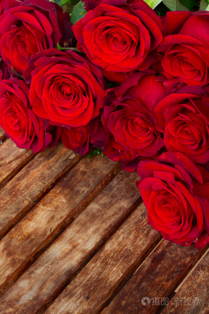 深红色玫瑰在桌子上