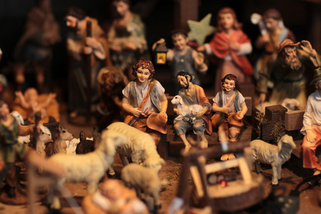 圣诞节场景与包括羊和牧羊犬的小雕像