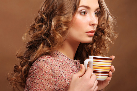 美丽的女人喝咖啡