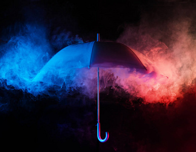 抽象的概念五颜六色的尘埃云之间的蓝色伞