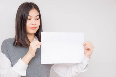 美丽的亚洲妇女举行白色空白纸广告在白色背景下