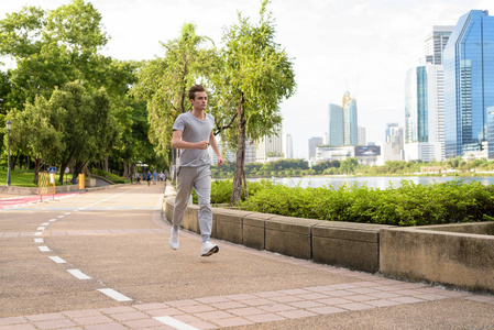 年轻英俊的人在公园慢跑