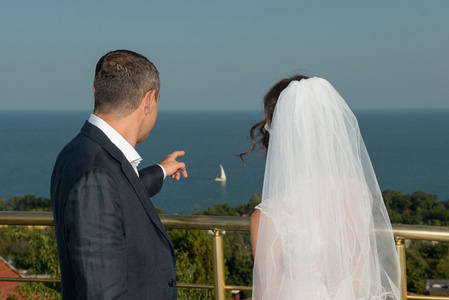 新娘和新郎远眺大海