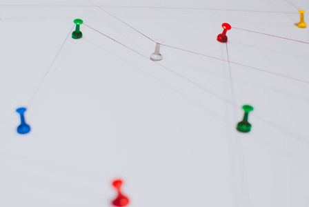 背景。网络概念 观念社会媒体互联网团队协作沟通抽象。彩色推针连接在一起的红色线程。孤立。连接的实体