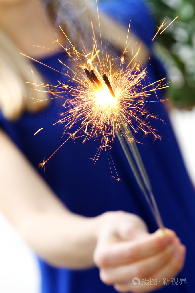 她手里拿着仙女棒的女人