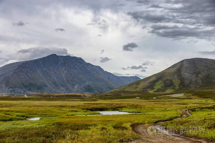 全地形车辆骑在亚马尔, 俄罗斯的苔原的道路上