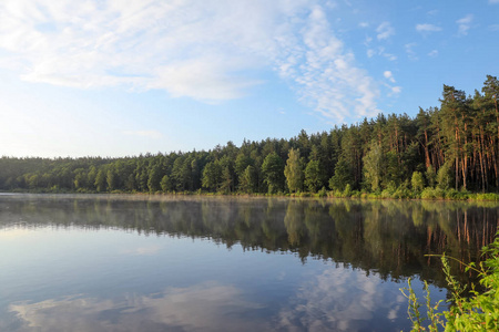 美丽的风景与森林在湖附近。野营季节