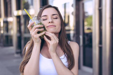 终于凉茶了特写照片美丽的漂亮的可爱满意的女士人应用触摸保持杯近脸颊脸