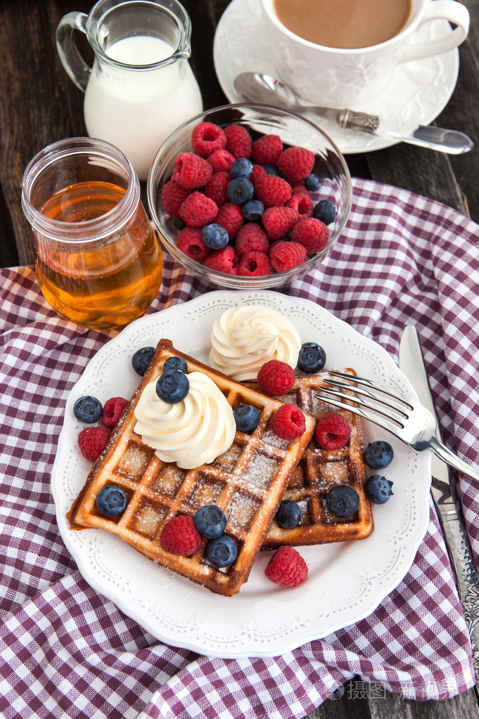 比利时华夫饼加掼奶油和新鲜浆果