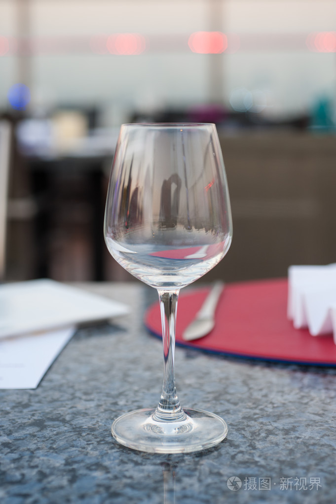 桌上的红酒杯
