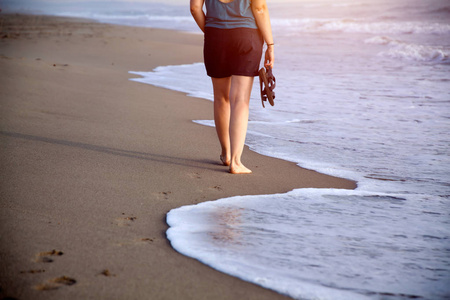 女人在沙滩留下脚印在沙滩上行走