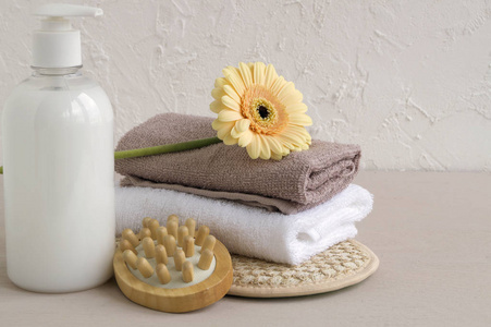 天然手工肥皂, 毛巾和毛巾在木制背景