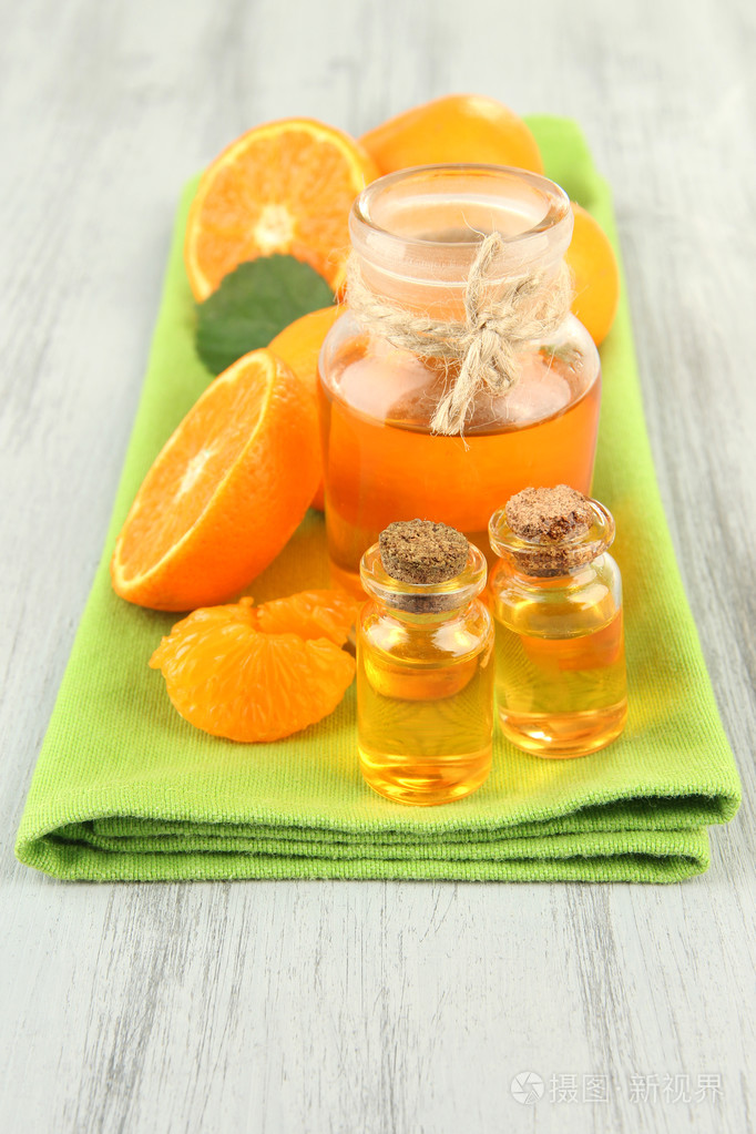 陈皮挥发油和木制的桌子上的橘子