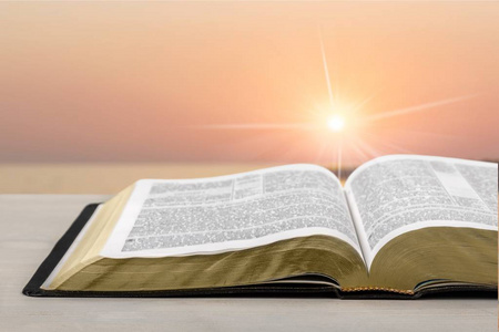 圣经书在桌子上打开耶稣基督是我的王耶稣冠的荆棘图耶稣木标志与箭头